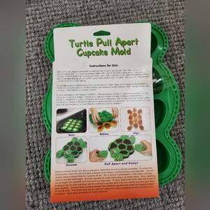 Green Turtle Silicone "Pull Apart" Cupcake Mold NWT